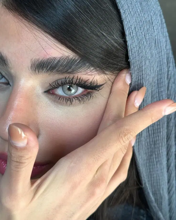 با لنزهای رنگی چشم اهویی شو با لنز نچرال